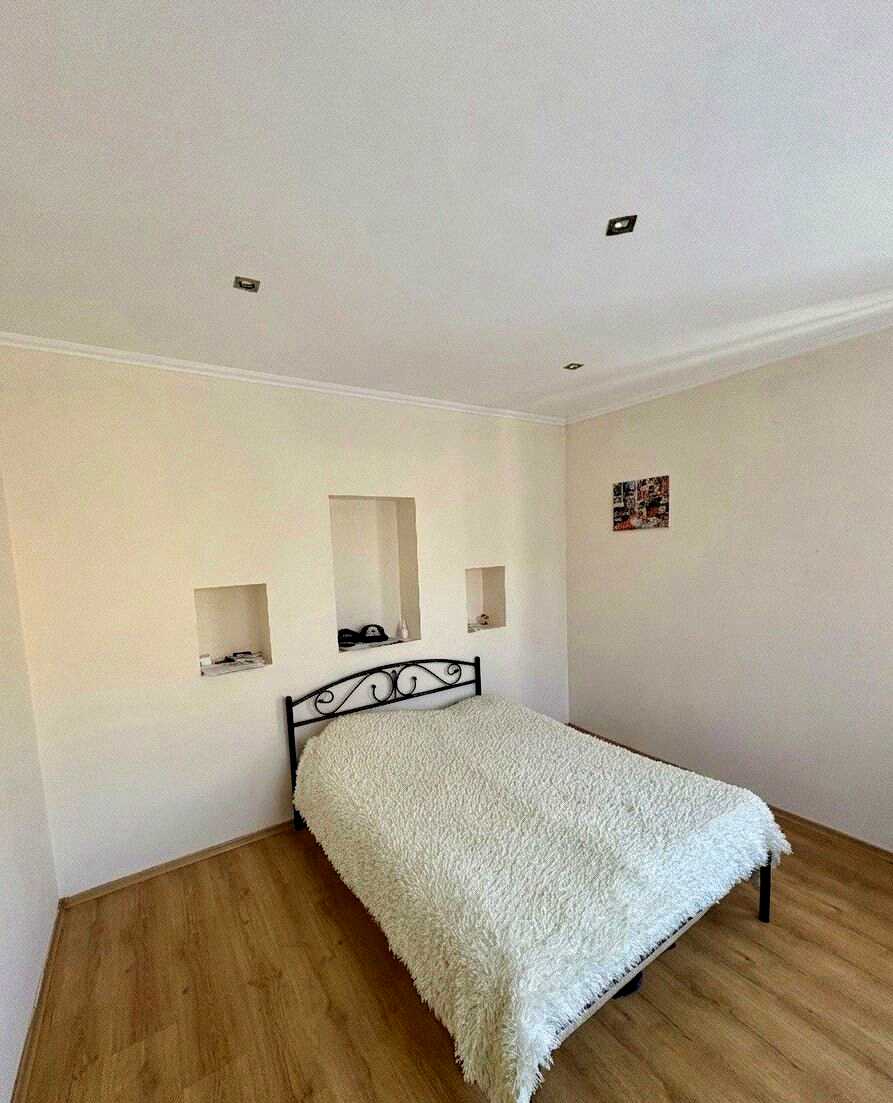 1873849752821636