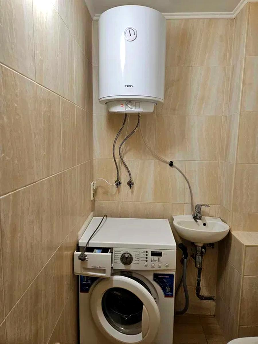 1873869915066336