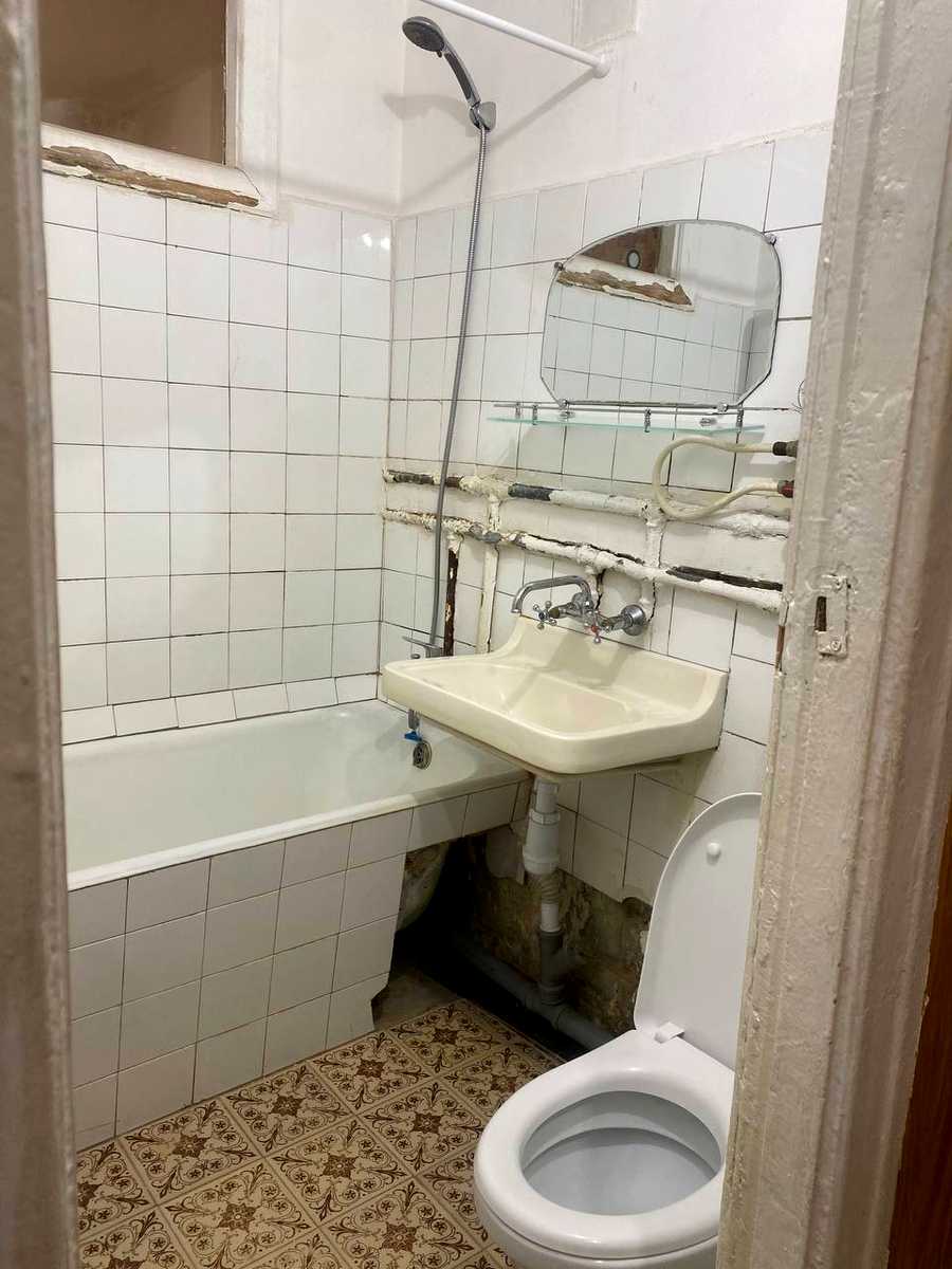 1874037545837402