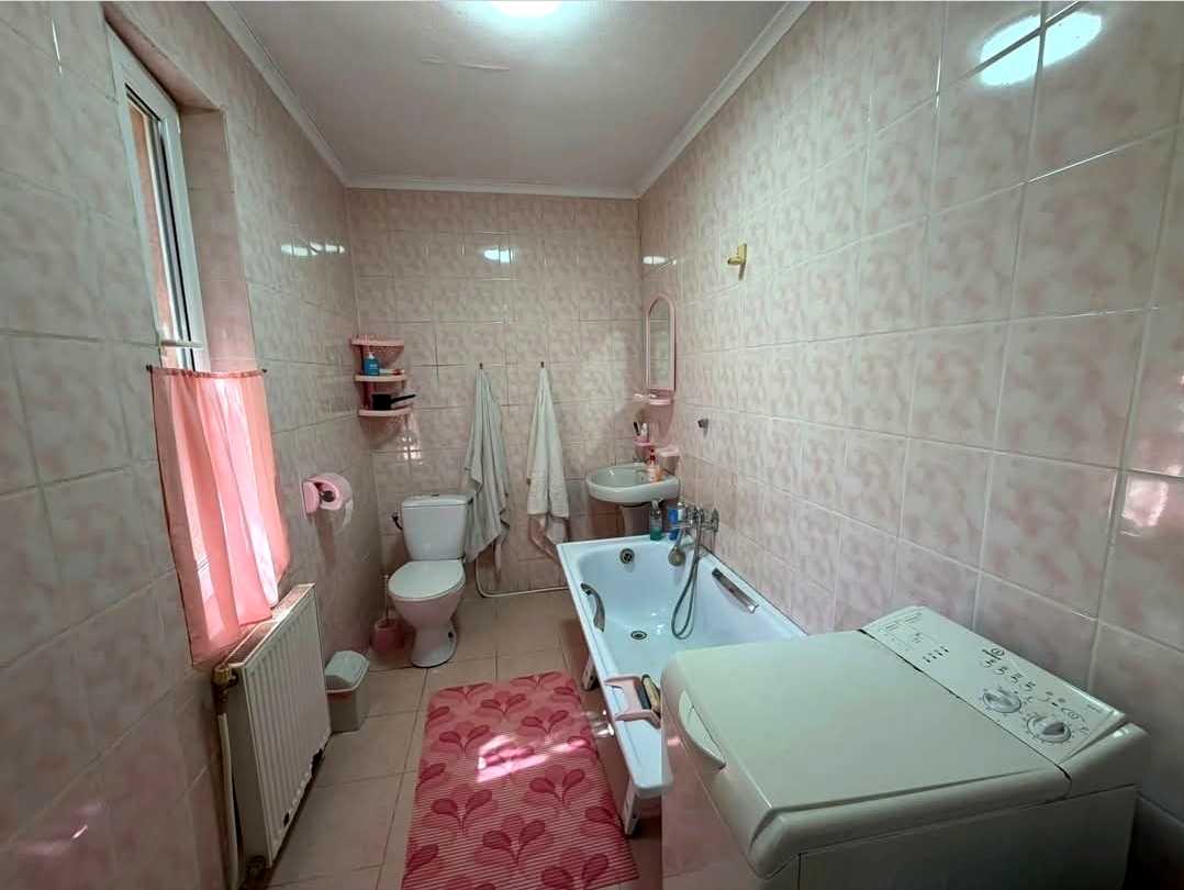 1874472467607888