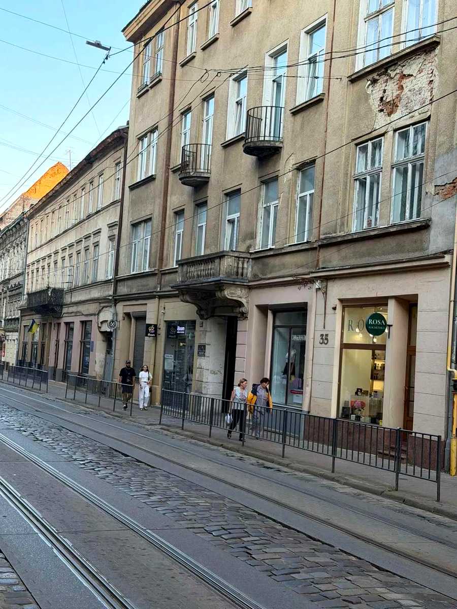 1874486873400402