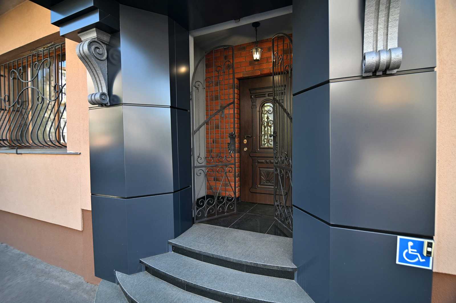 1874687613208370