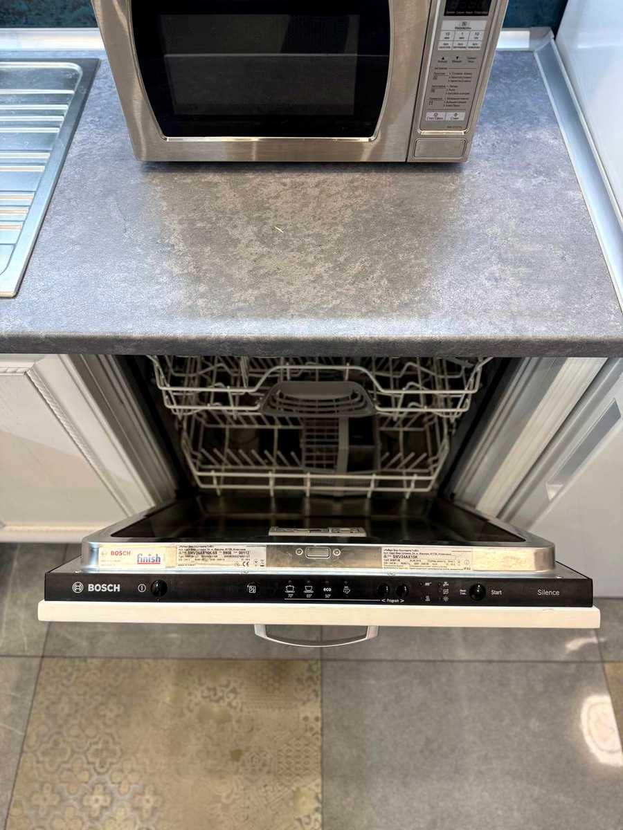 1875033562077657