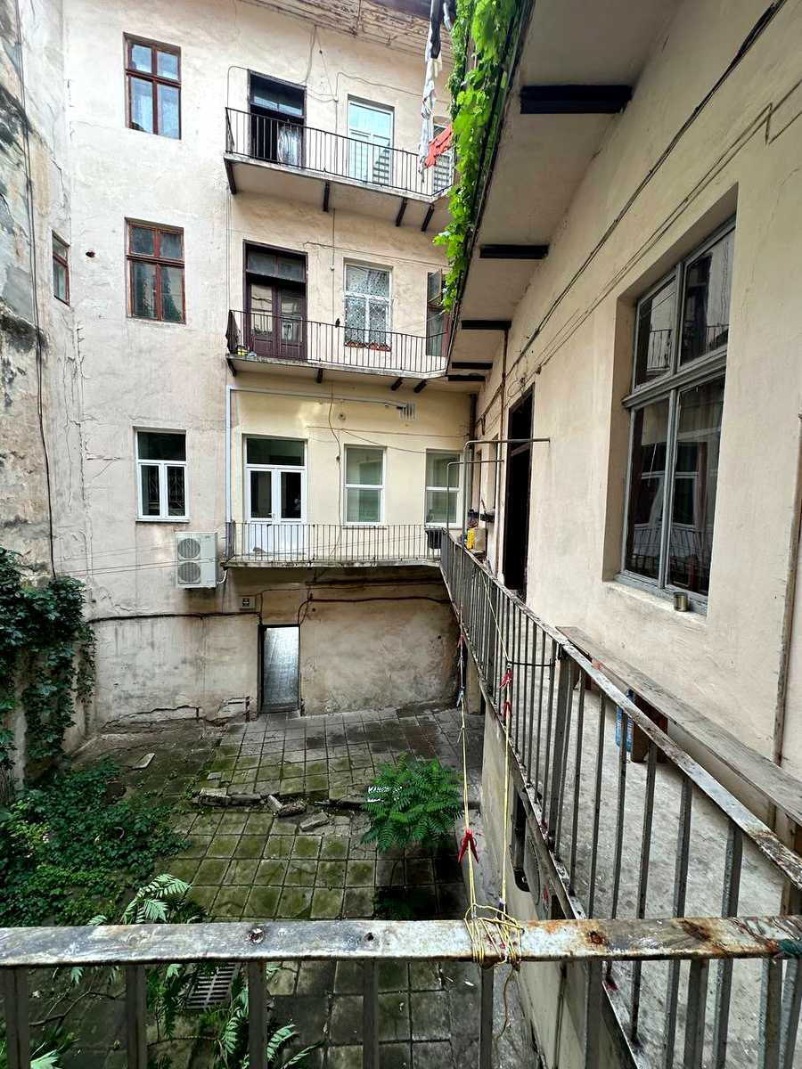 1875117423841383