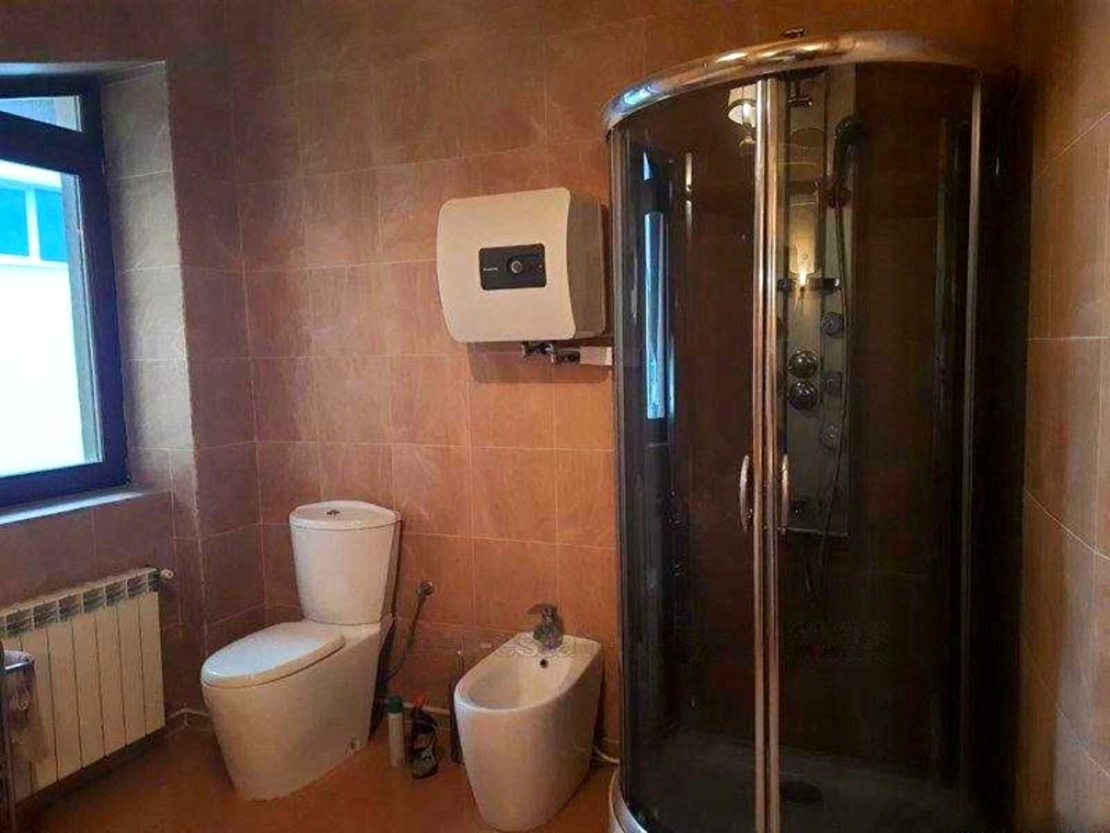1875659744558376