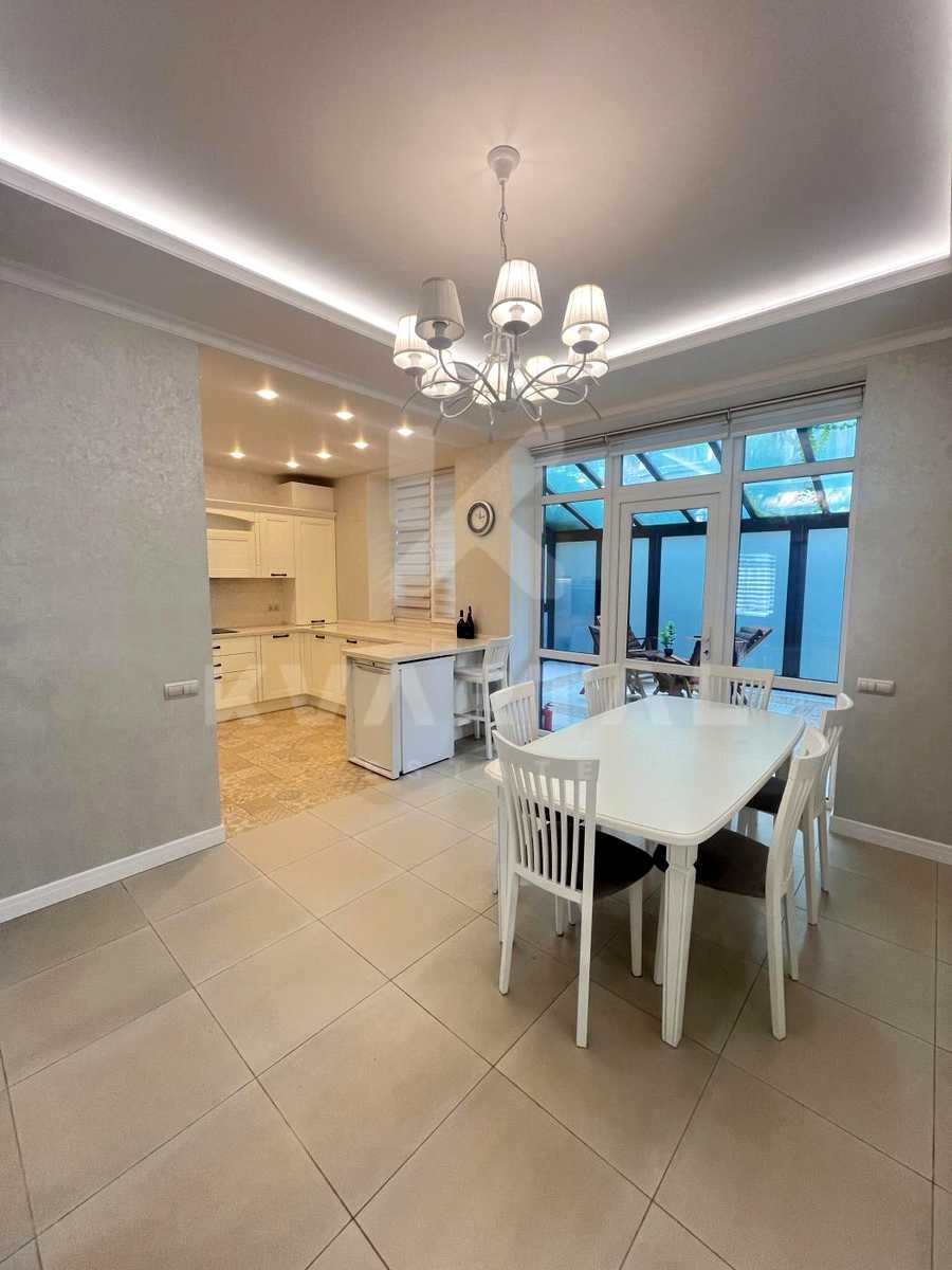 1875703853745982