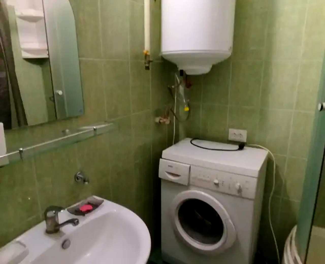 1875767843003266