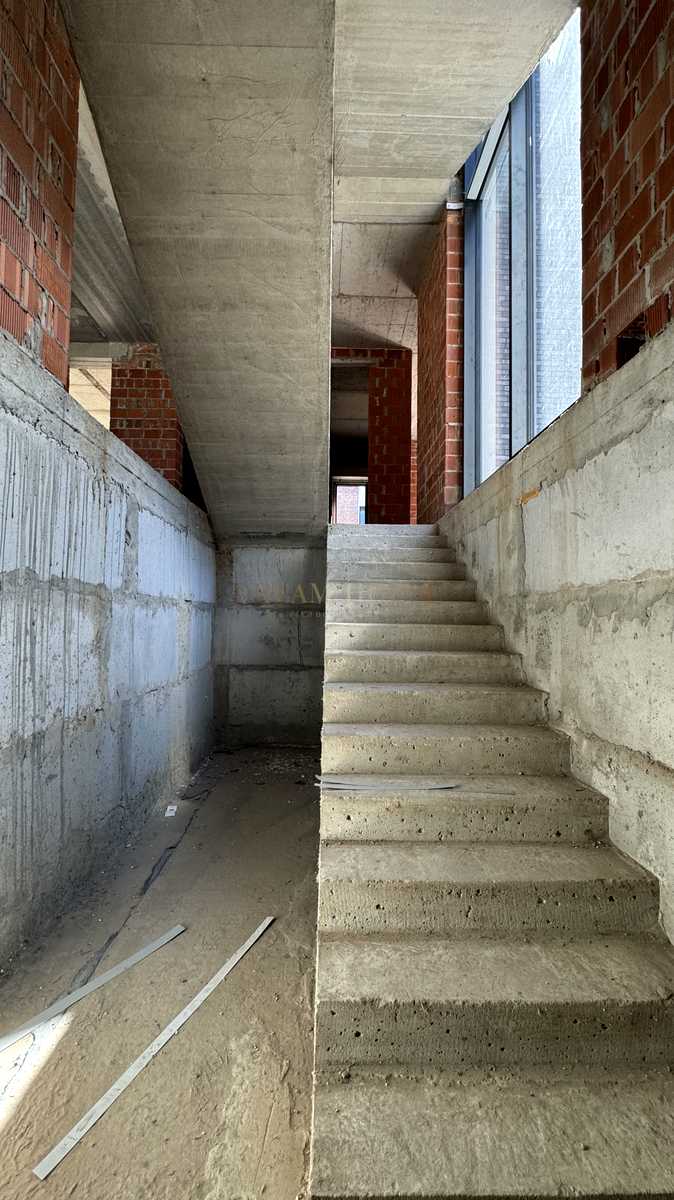 1875890161910376