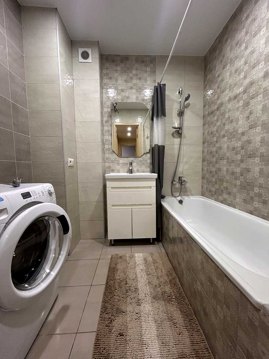 1875977845608675