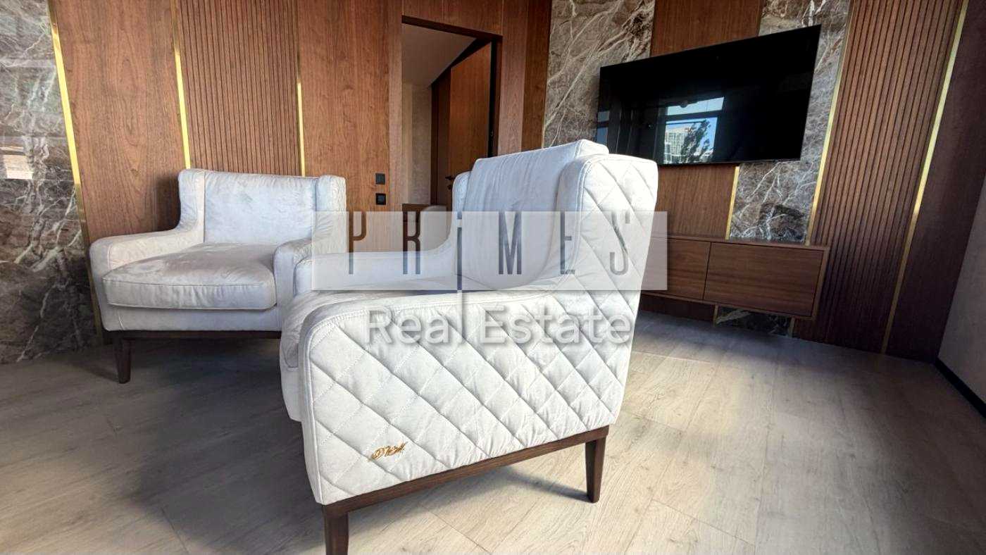 1876037087406579