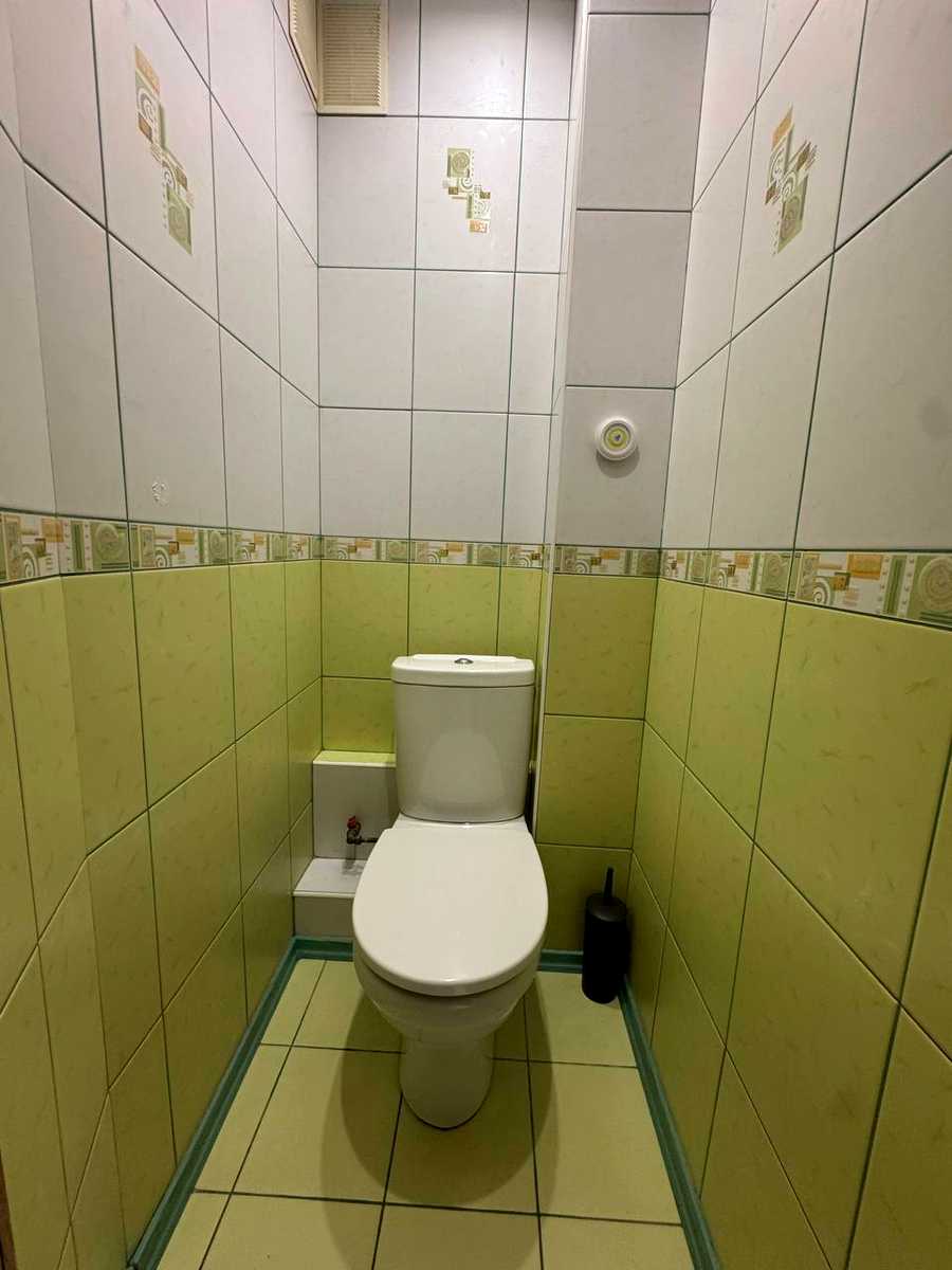 1876047104679568