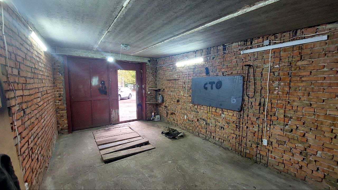 1876058374004933