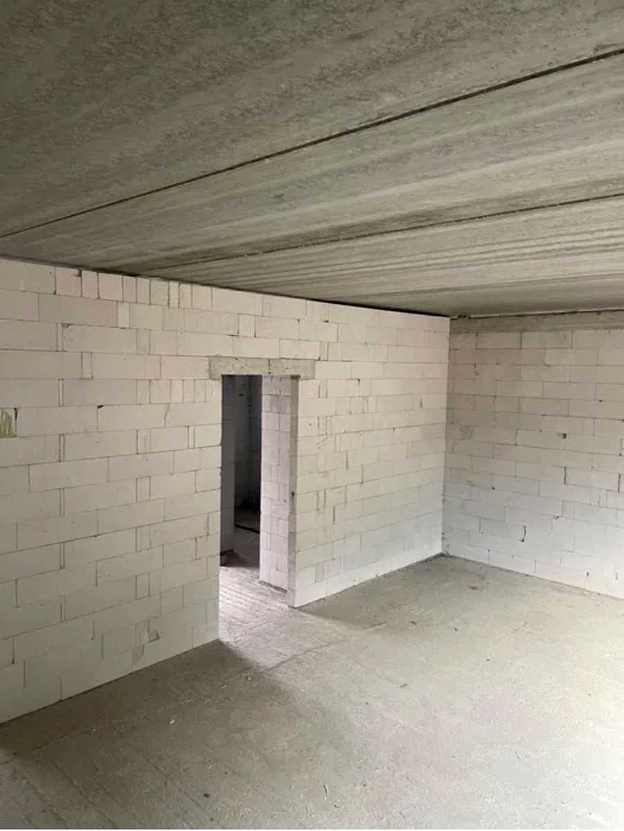 1876298631843336