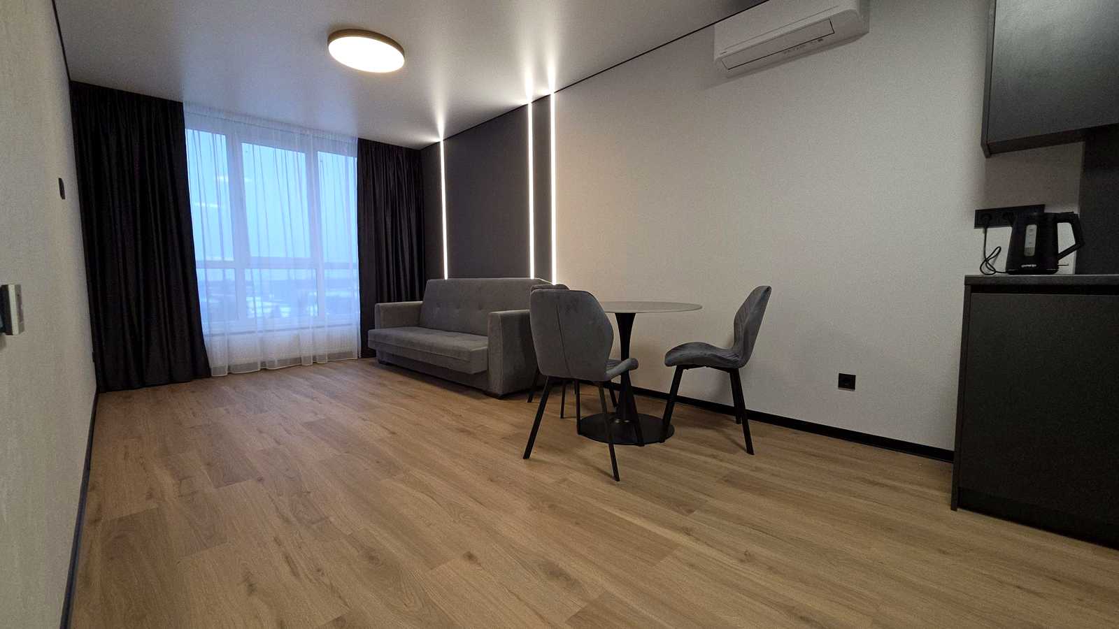 1876564913560184