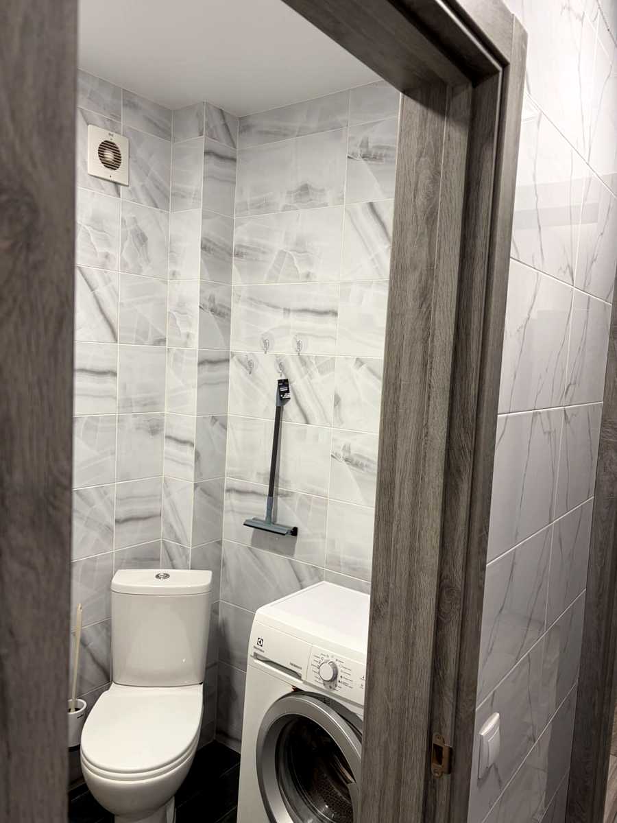 1876573123918103