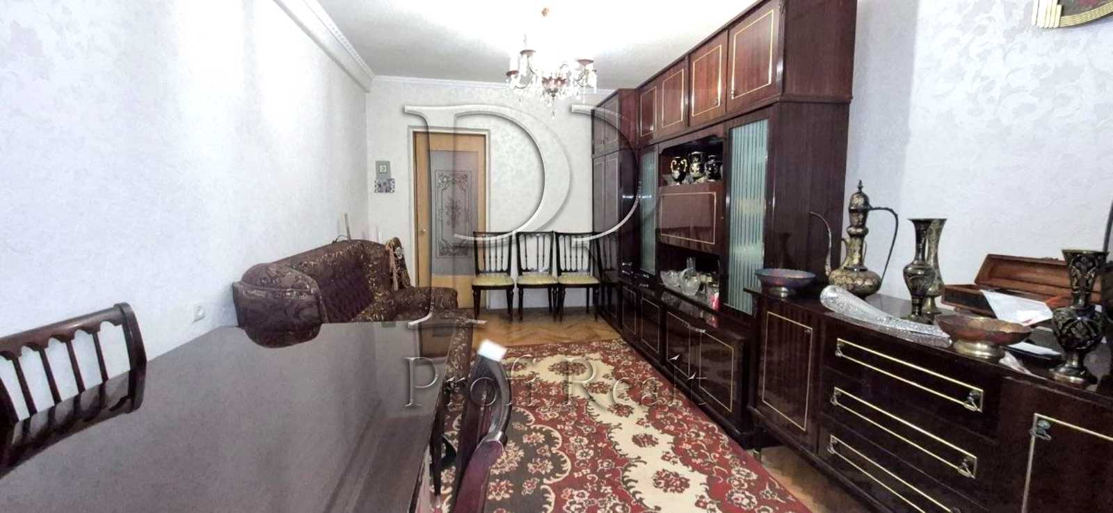 1876743670771376
