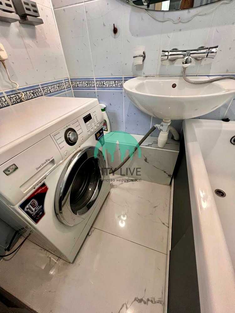 1876927821902348