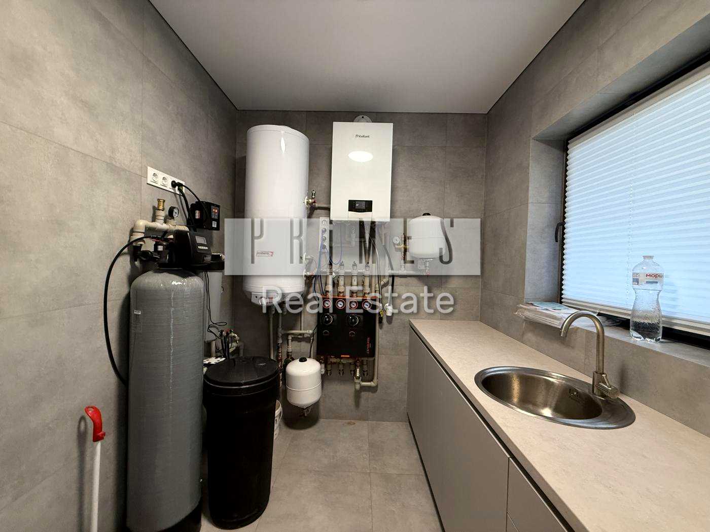 1876933071676793