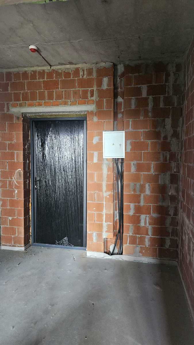 1876958759943943