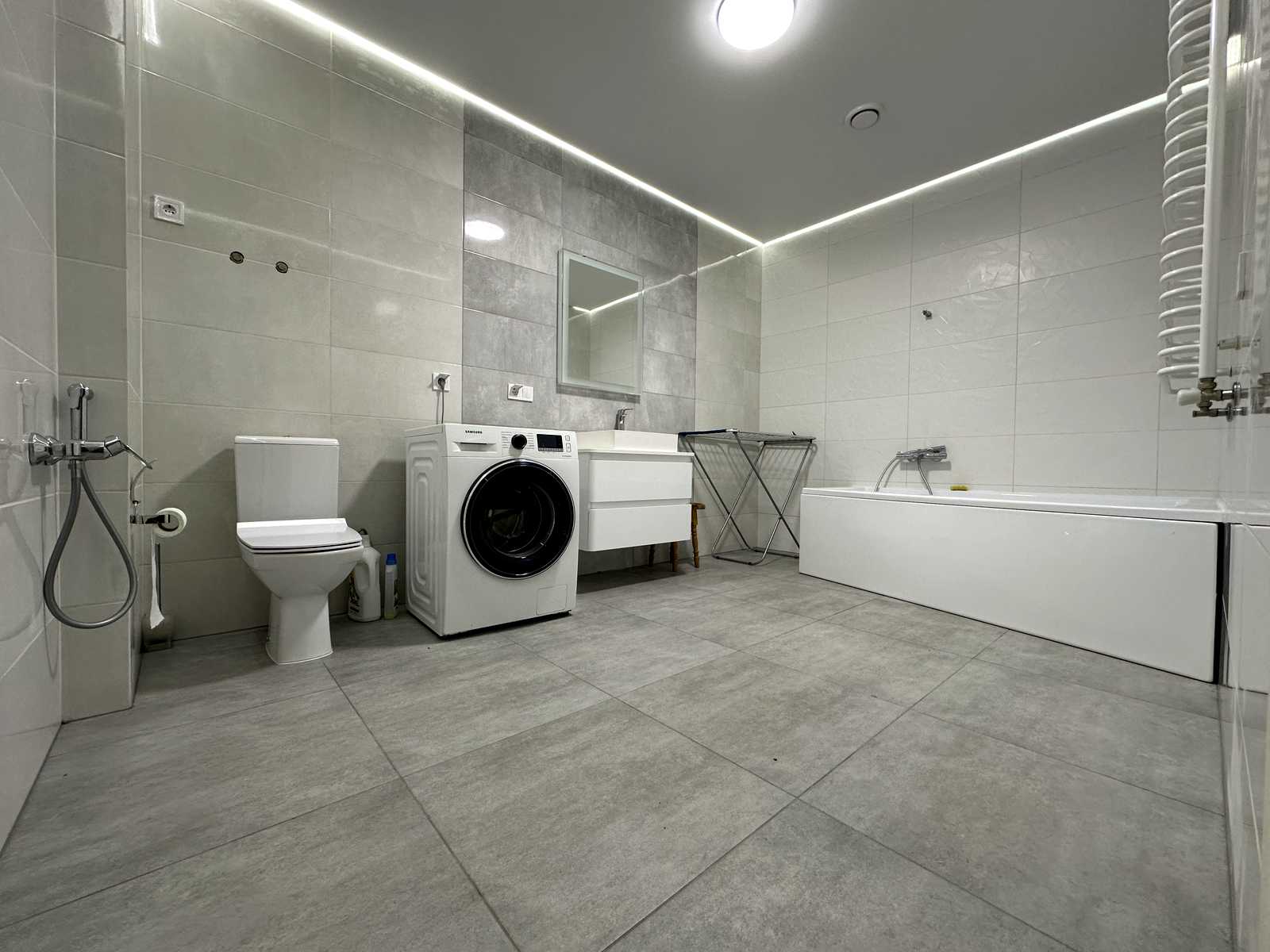 1877011782711656