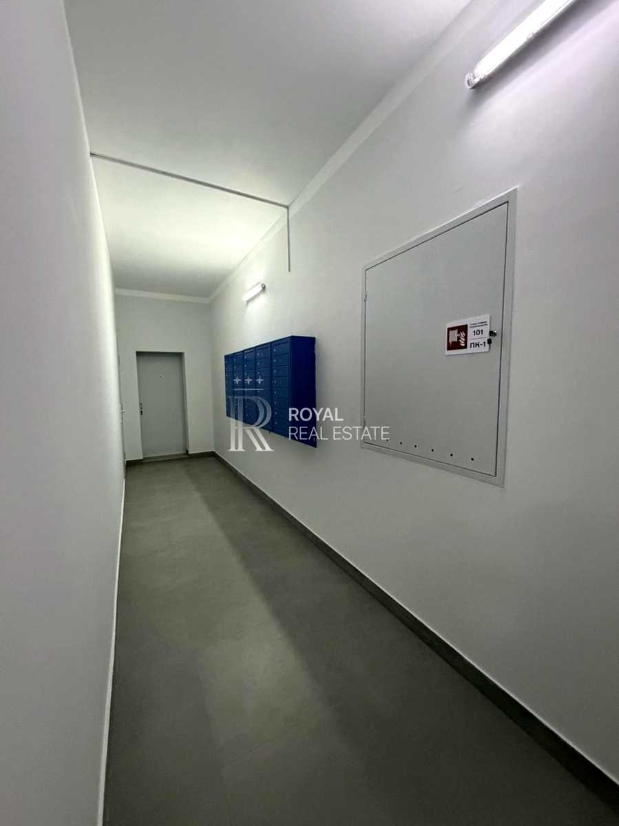 1877017775435367