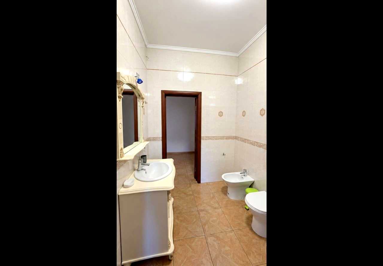 1877021692323405