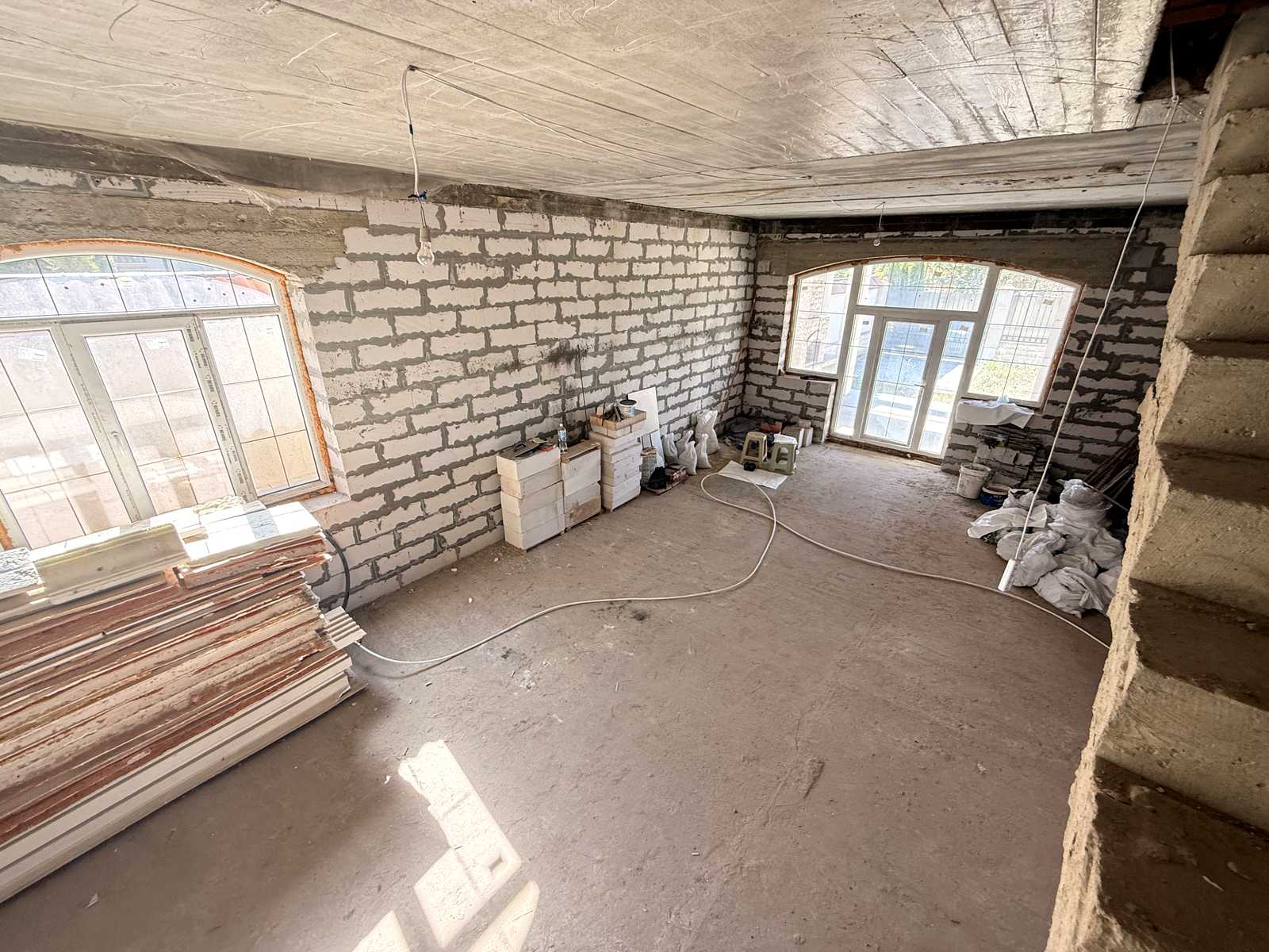 1877029813011344