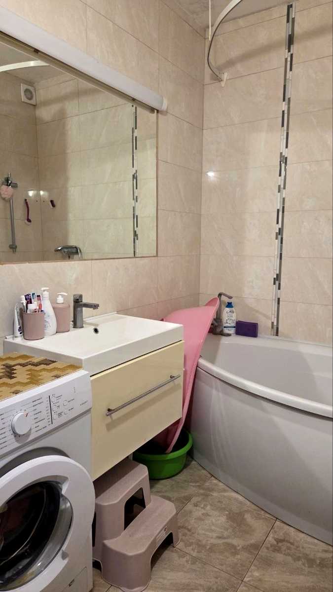 1877037101944797