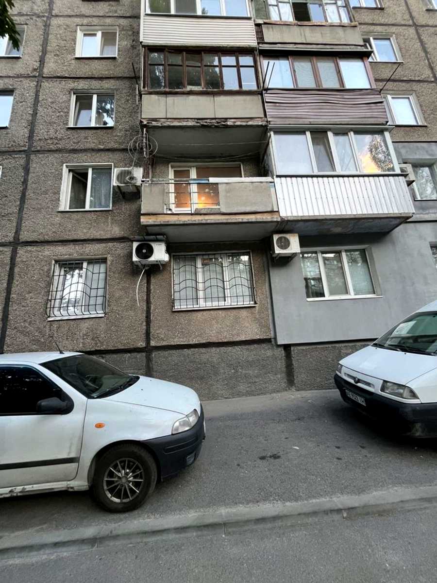 1877038578408040