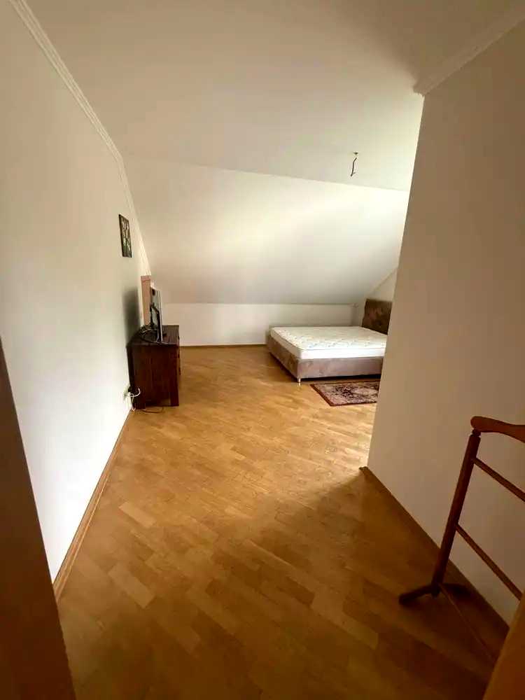 1877040857954431