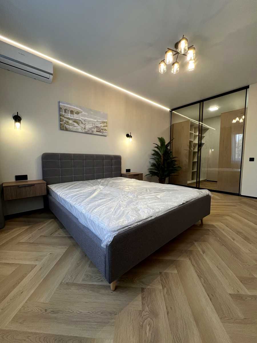 1877041859808379