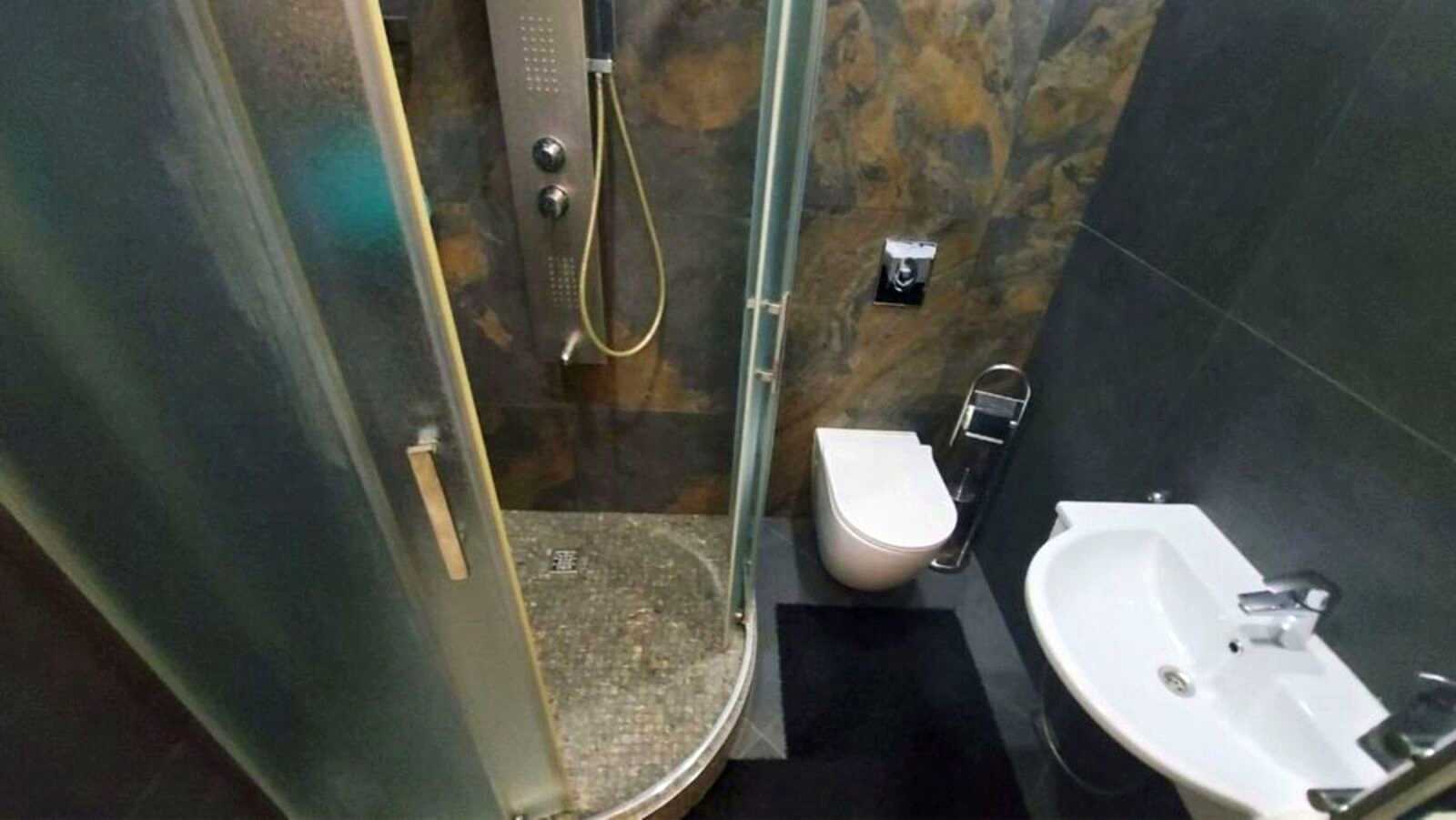1877043731834003