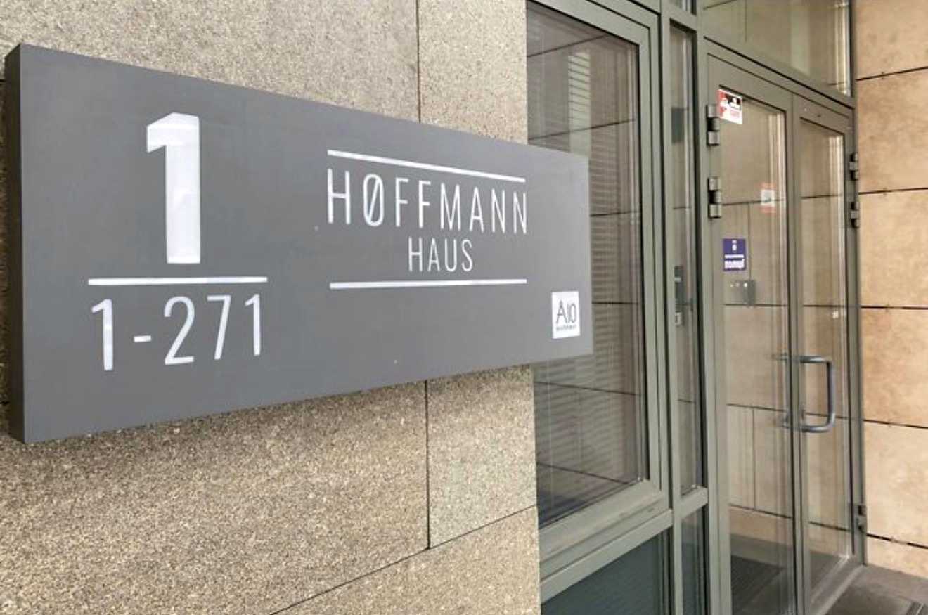 1877043988824294