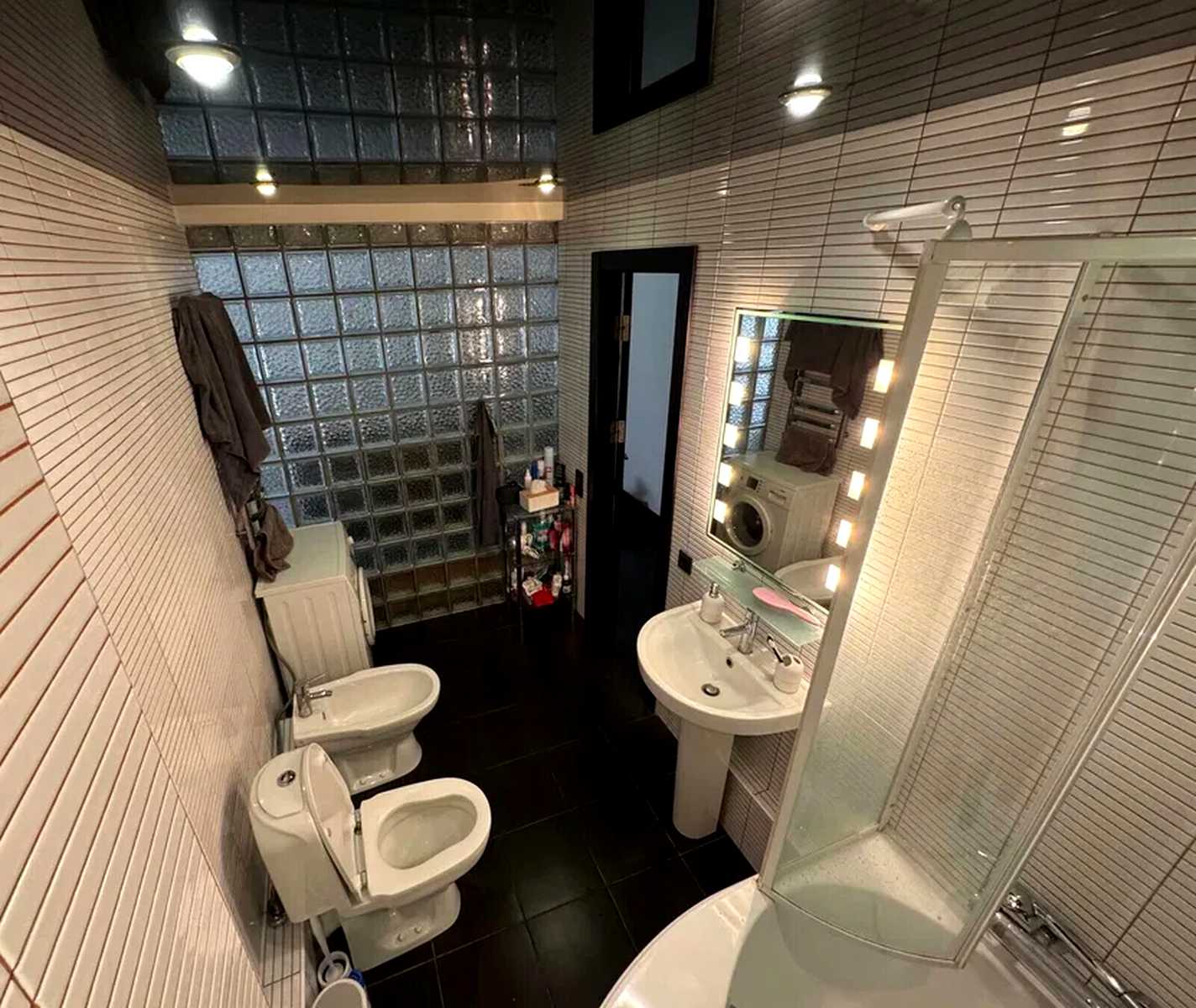 1877044258161343