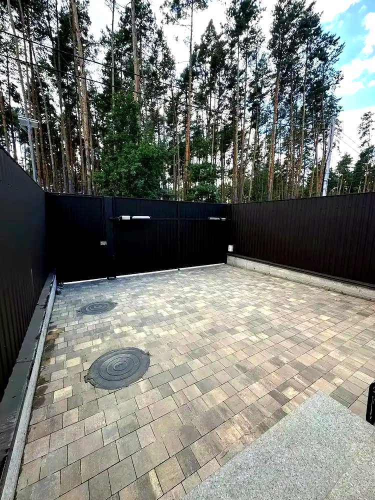 1877045701680071