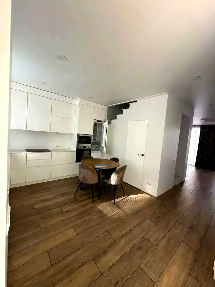 1877045702053890