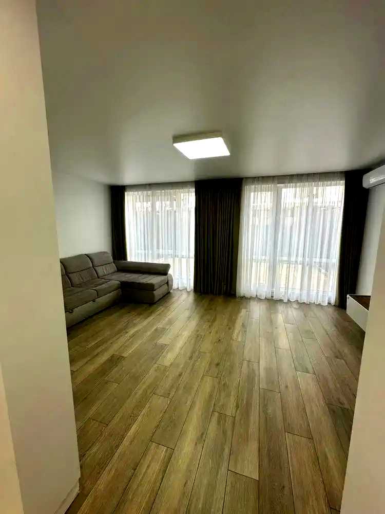 1877045702623358