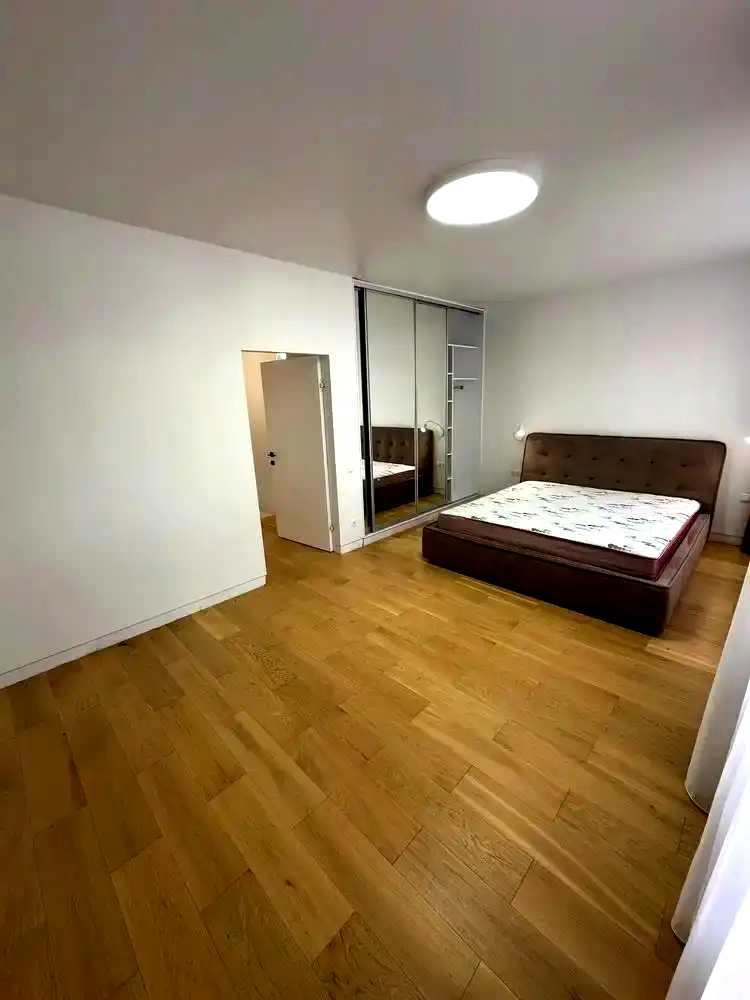 1877045703135547