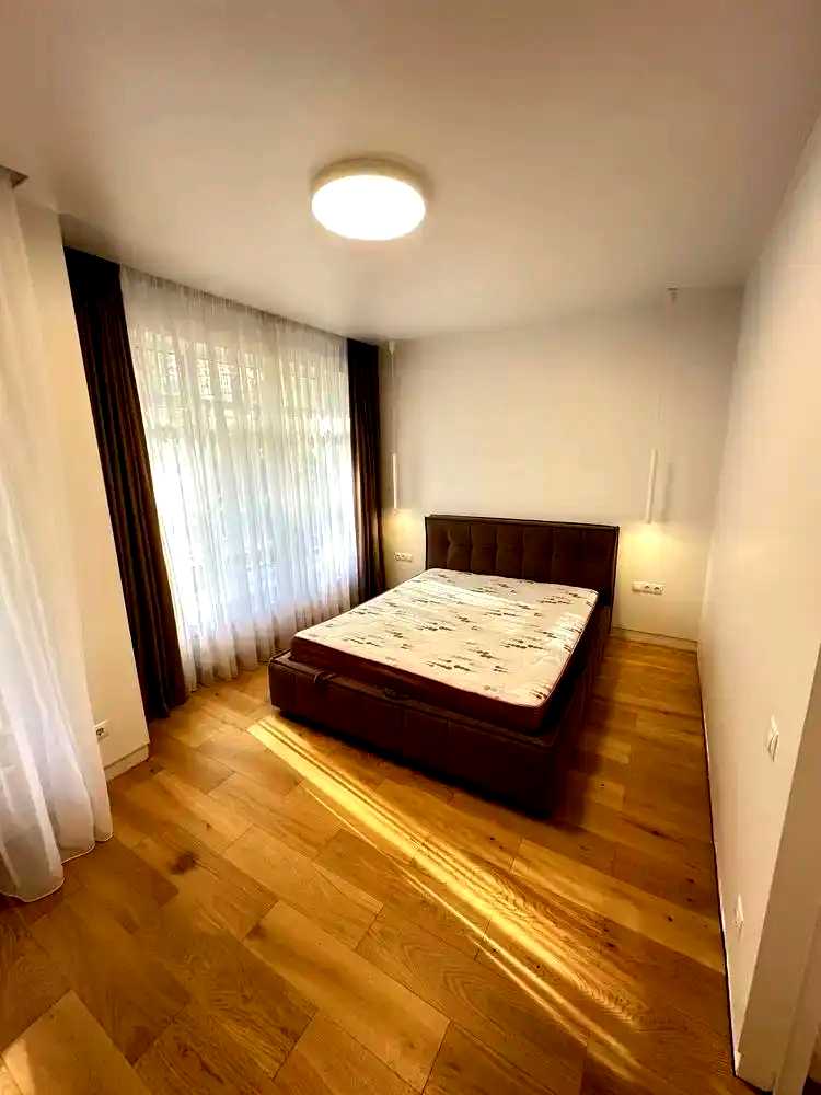 1877045703639214