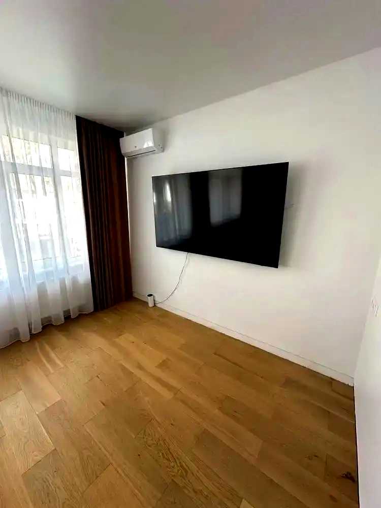1877045703658608
