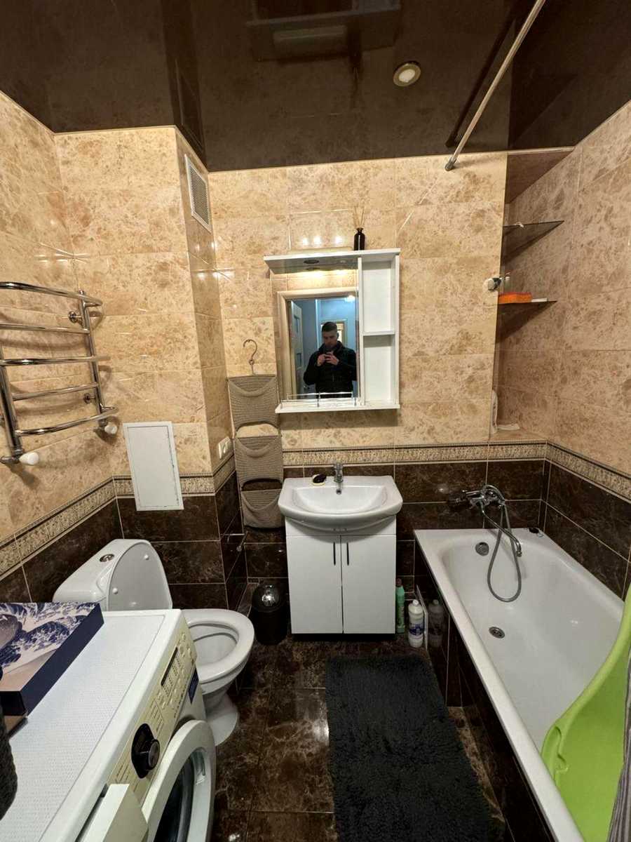 1877045706087818