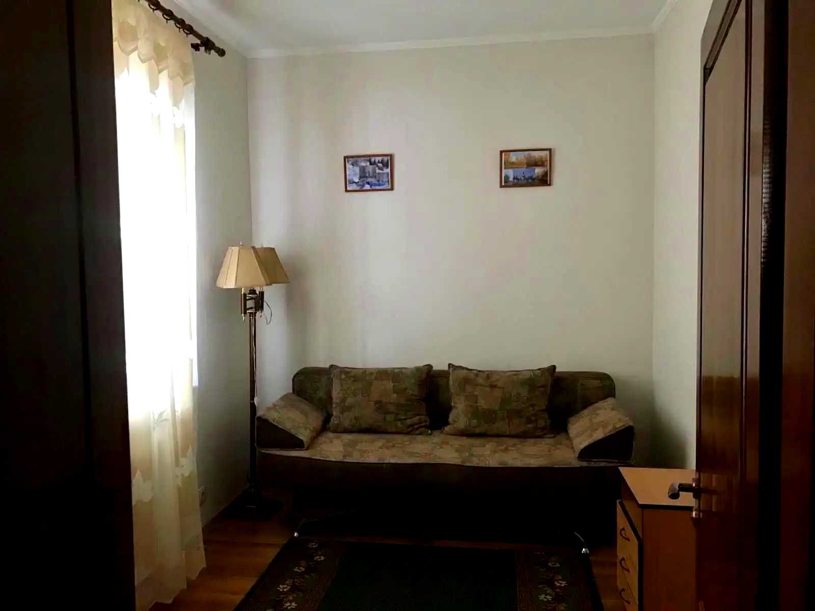 1877048723005938