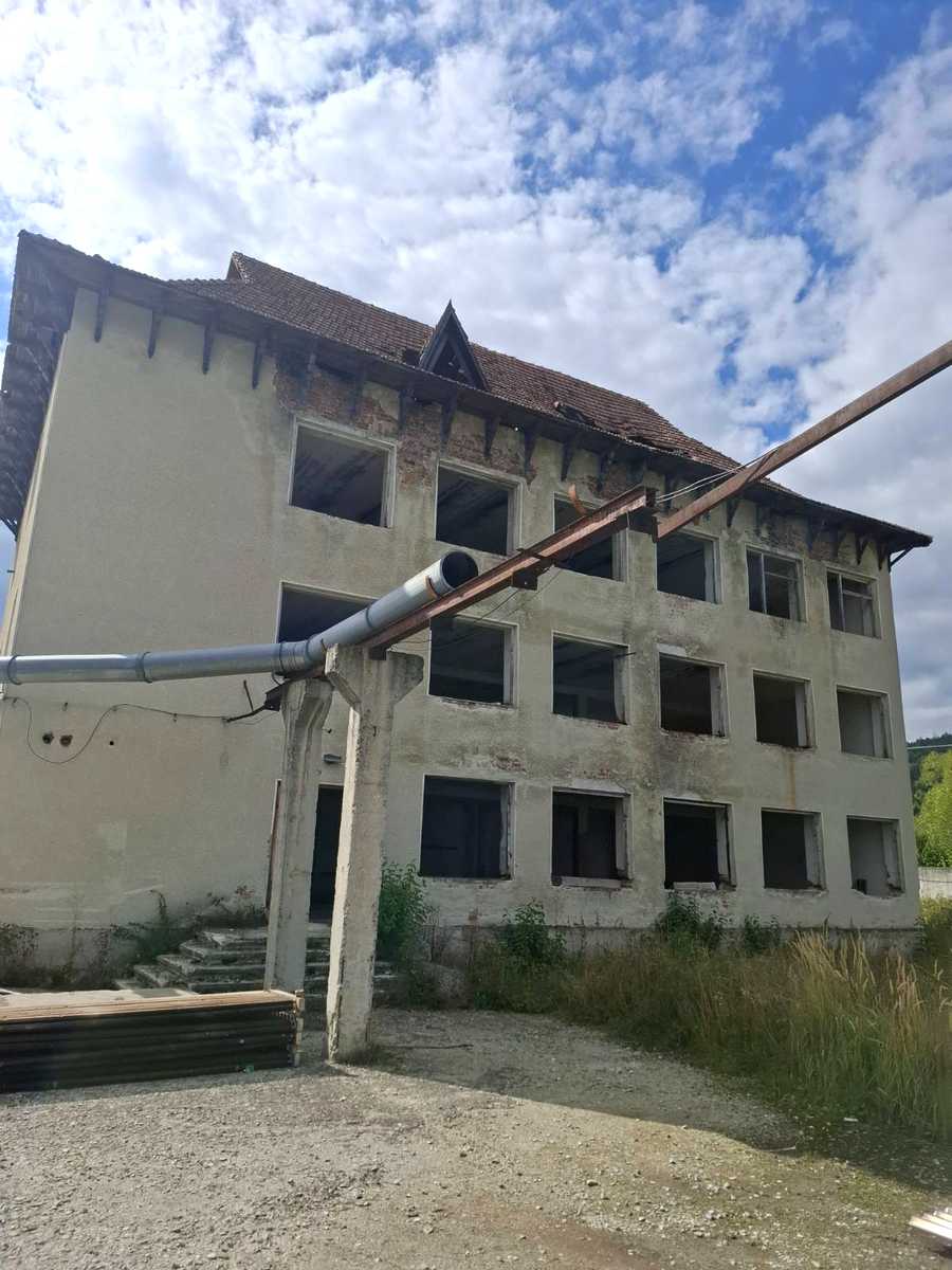 1877052608784383