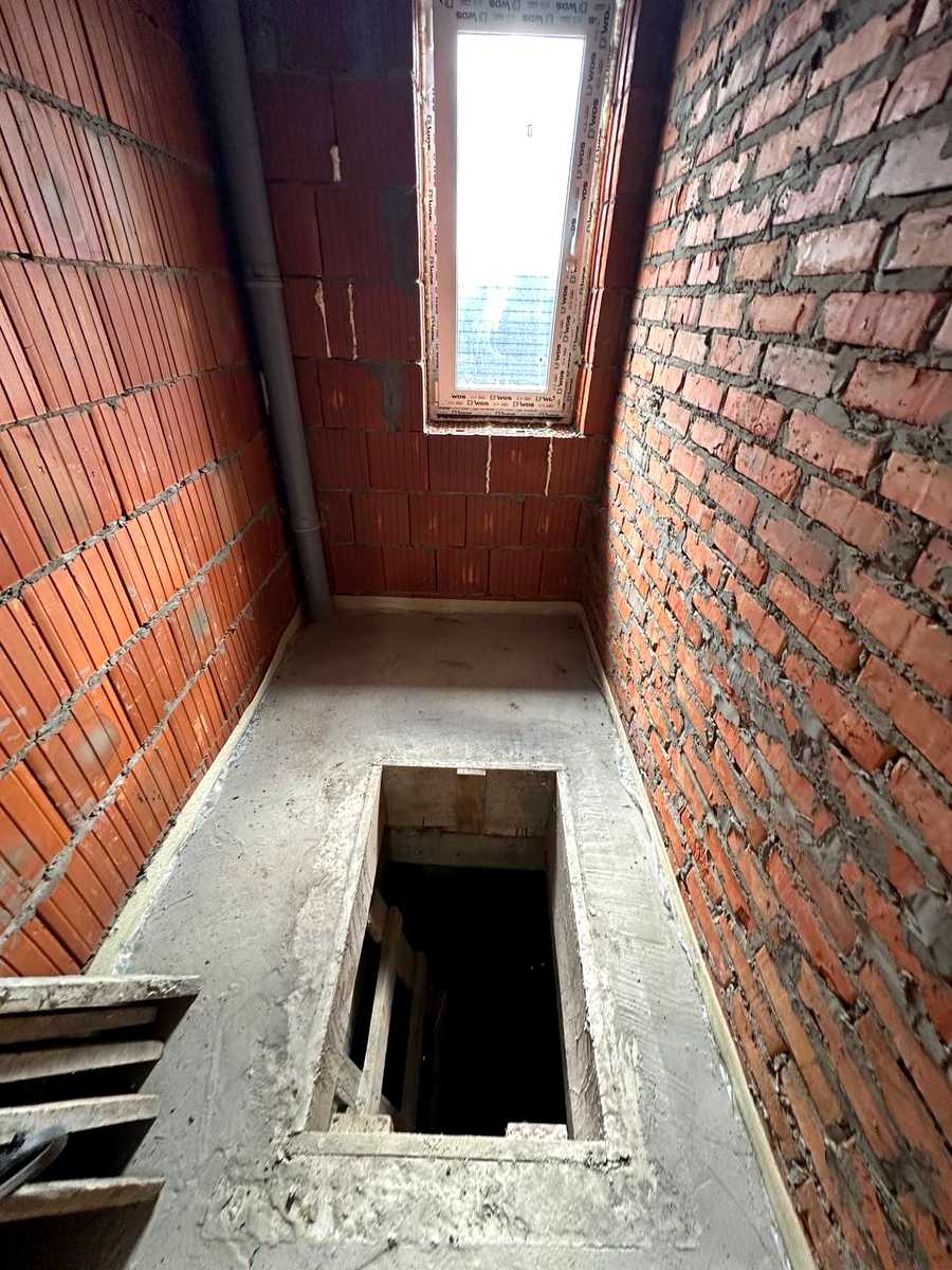 1877099907652561