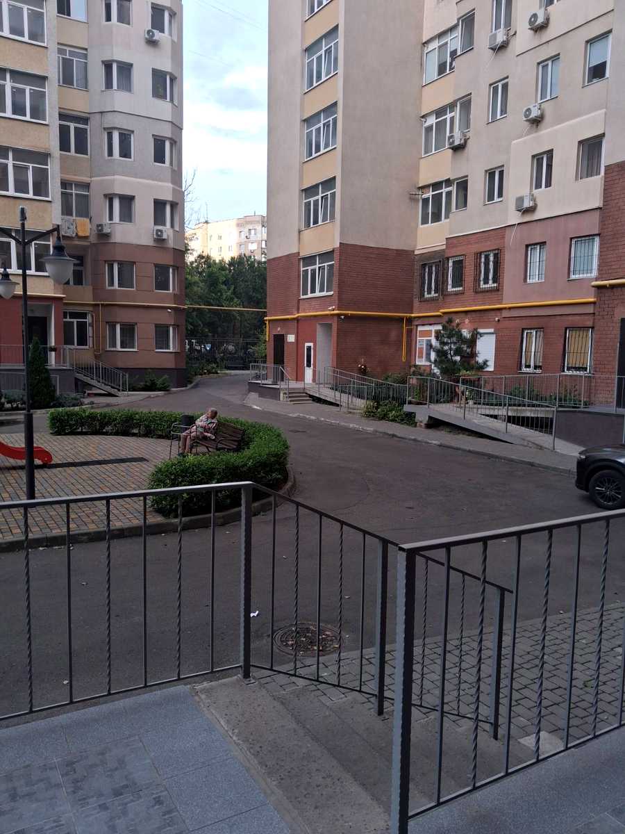 1877105743794349