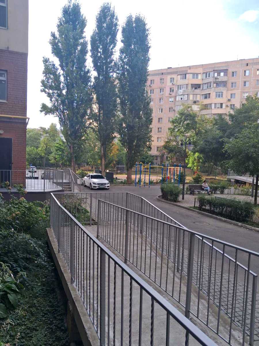 1877105760743102