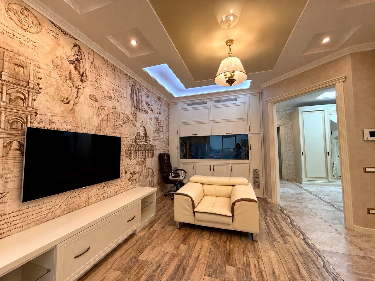 1877106295608358