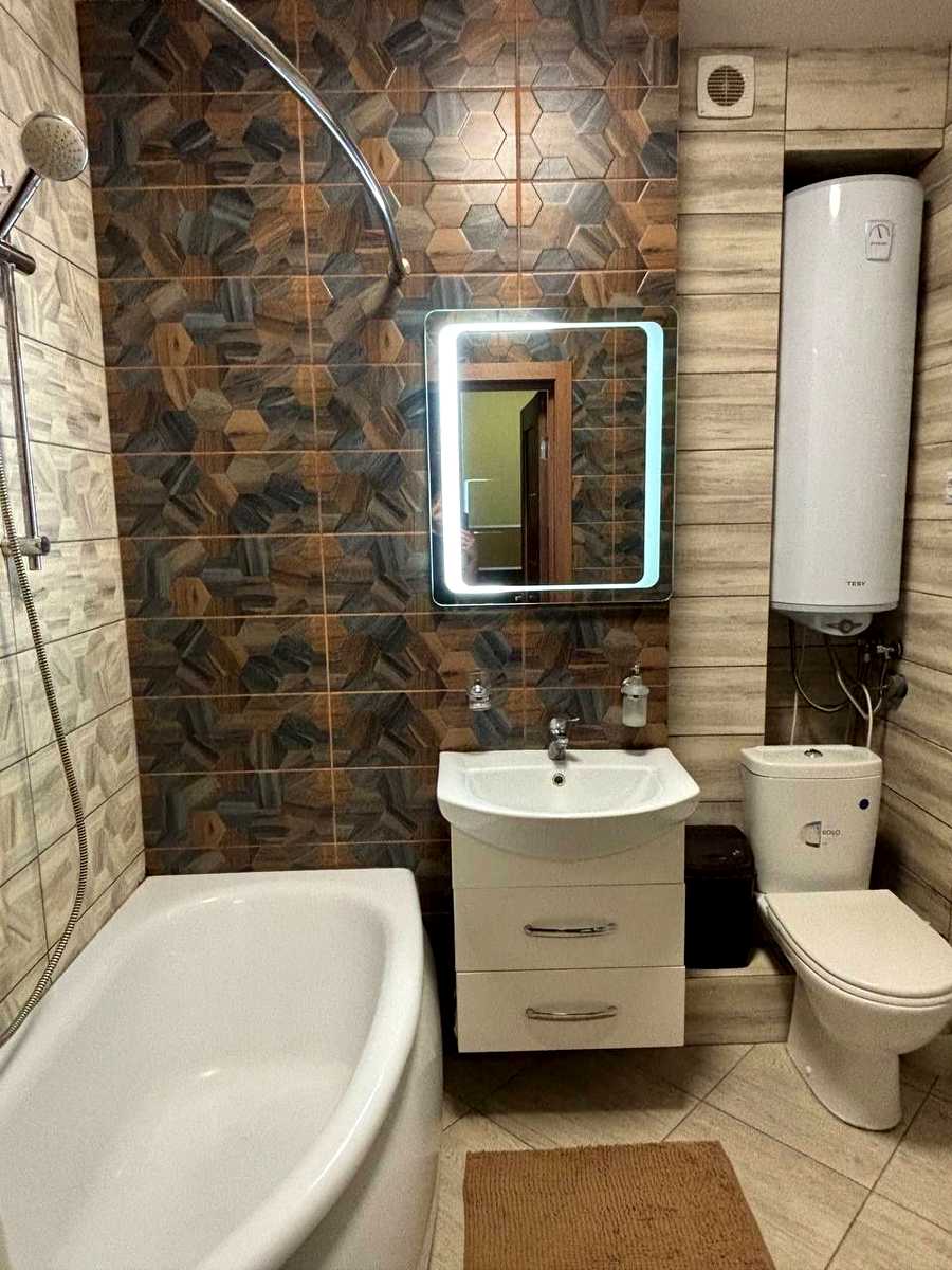 1877106673375043