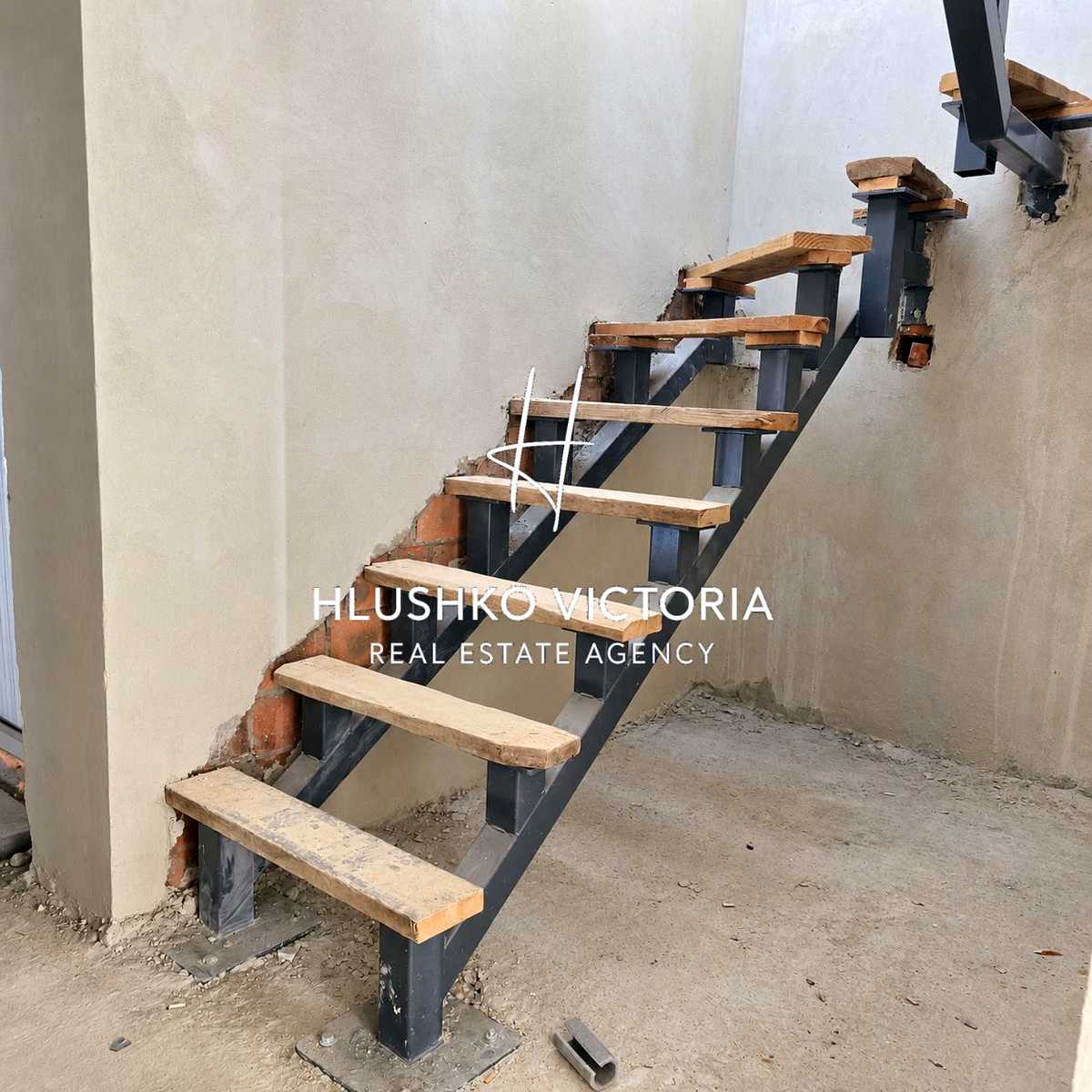 1877128110841375