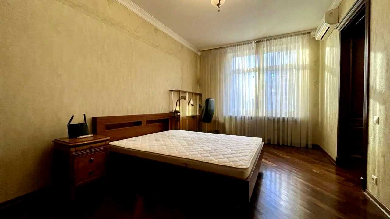 1877196190710963